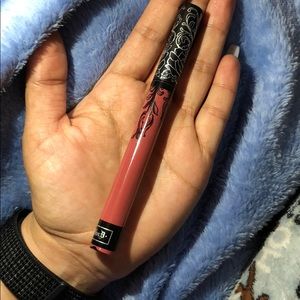Kat Von D Everlasting lippie in Double Dare